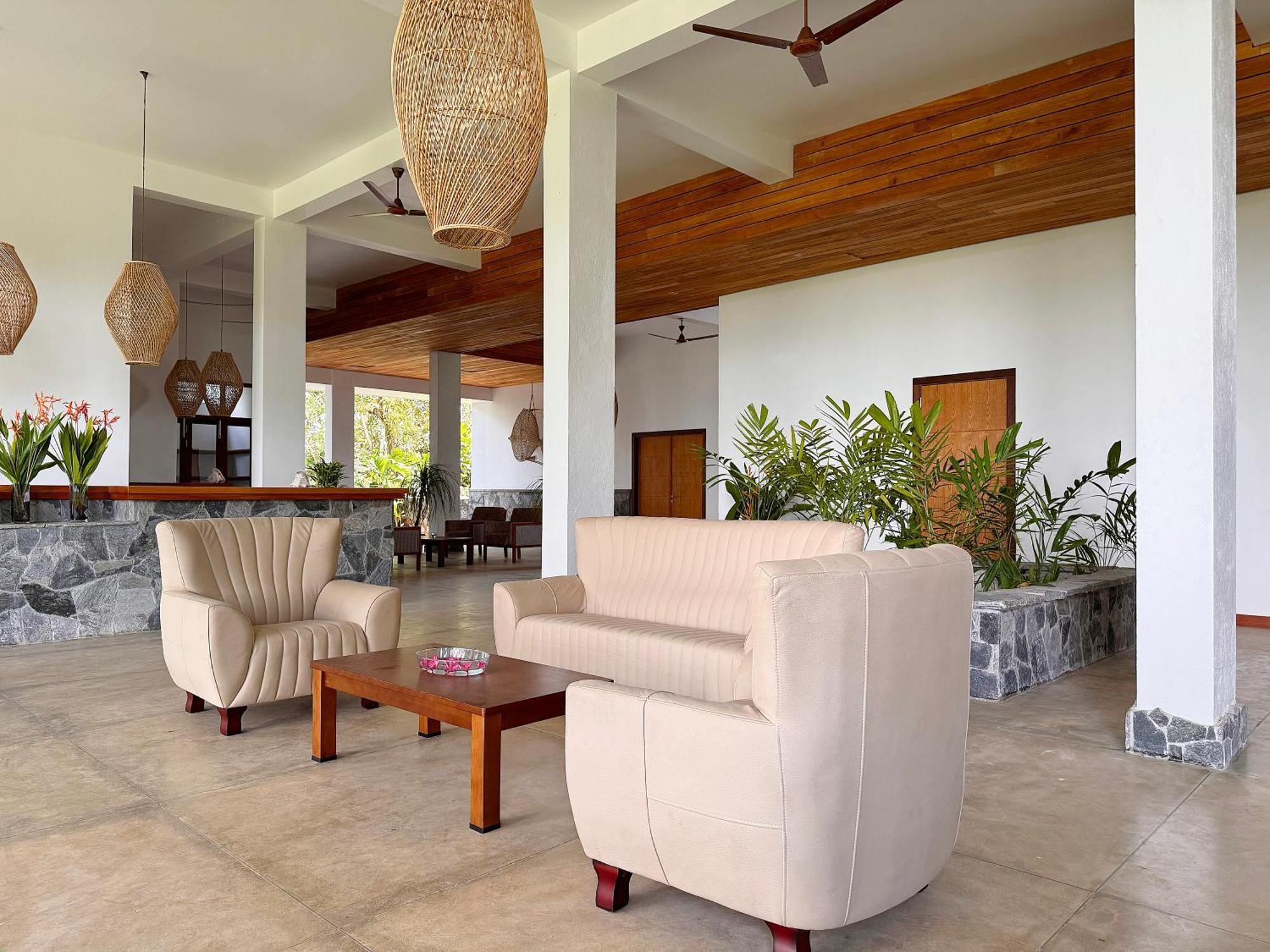 Coastline Boutique And 5*
